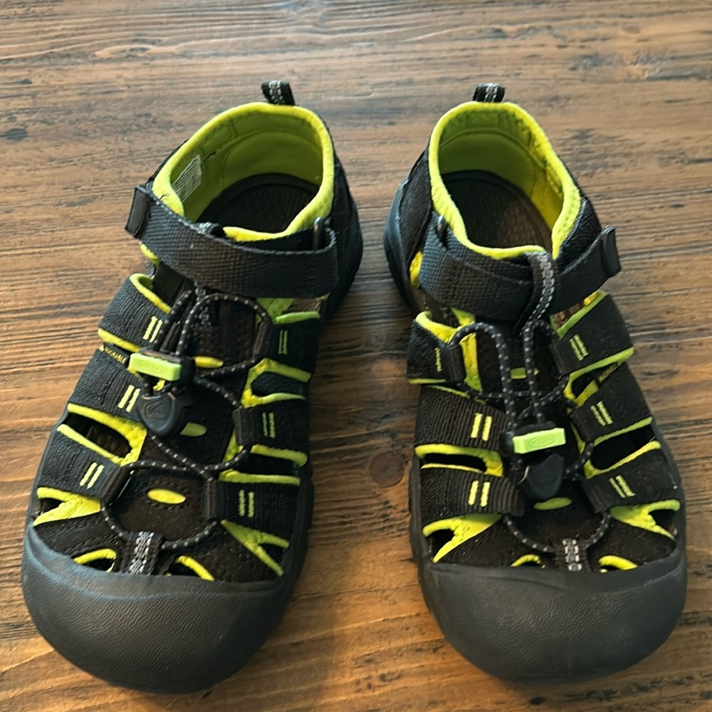 Keen Newport H2 Closed Toe Water Shoe unisex sz 3 big kid!! Worn once!